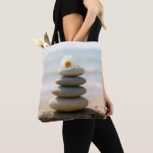 Madeliefje op een strandstenen cairn met drijfhout tote bag (Dichtbij)