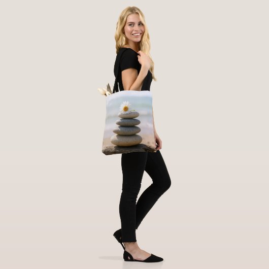 Madeliefje op een strandstenen cairn met drijfhout tote bag (Op model)