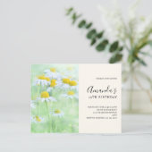 madeliefjes in een veld verjaardagsuitnodiging briefkaart (Staand voorkant)