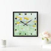 madeliefjes in een veldfoto op een vierkante klok (Huis)