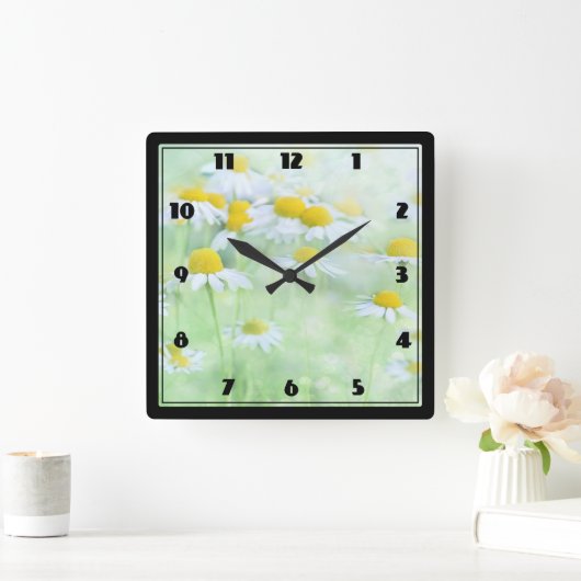  madeliefjes in een veldfoto op een vierkante klok (Huis)