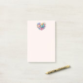 Madeliefjes met een mooie vlinder post-it® notes (Op bureau)