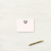 Madeliefjes met een mooie vlinder post-it® notes (Op bureau)