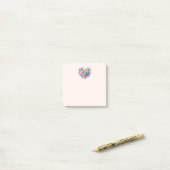 Madeliefjes met een mooie vlinder post-it® notes (Op bureau)