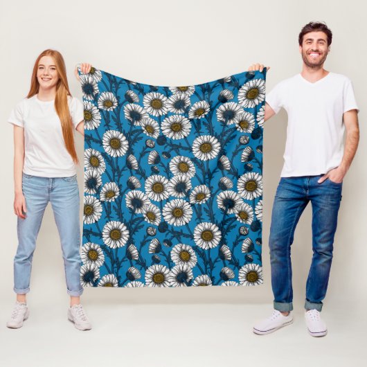 Madeliefjes op blauw fleece deken (In situ)