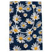 Madeliefjes op Blauwe Denim Verjaardag Medium Cadeauzakje (Voorkant)