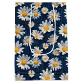 Madeliefjes op Blauwe Denim Verjaardag Medium Cadeauzakje (Achterkant)