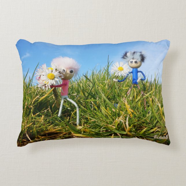 Madeliefjes plukkende fubby's.     accent kussen (Voorkant)