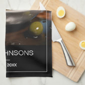 Madern Zwart Wit Foto & Familienaam Monogram Theedoek (Quarter Fold)