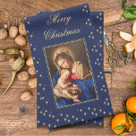 Madonna & kind religieuze kerstdecoraties theedoek<br><div class="desc">Deze traditionele, middernacht blauw en gouden, decoratieve, kersthanddoek is voorzien van een prachtig schilderij van de Madonna en het kind door kunstenares Giovannia Battista Salvi en bevat de woorden "Vrolijk kerstfeest", die u gemakkelijk kunt wijzigen met behulp van de tekst sjabloon. Het zou perfect zijn als een geschenk aan iemand...</div>