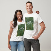 Madonna Lilies in een tuin T-shirt (Unisex)