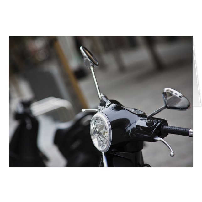 Madrid, zwarte Vespa scooter (Voorkant Horizontaal)