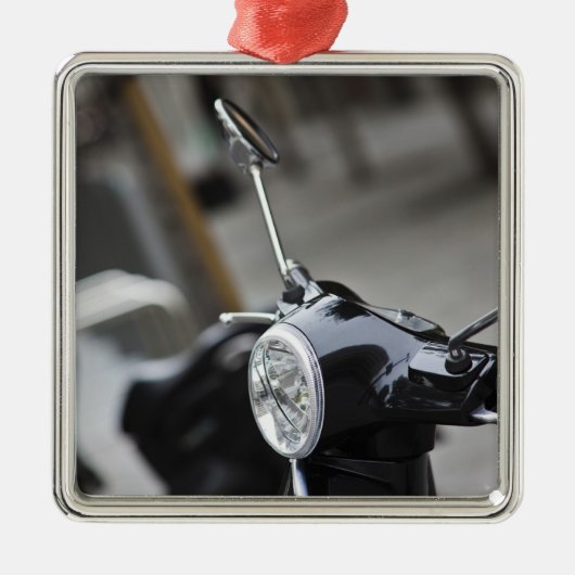 Madrid, zwarte Vespa scooter Metalen Ornament (Voorkant)