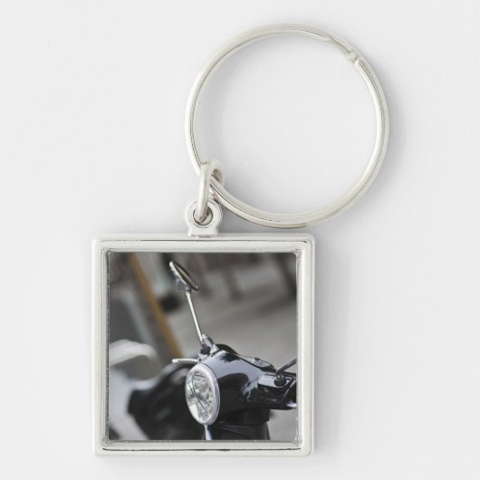 Madrid, zwarte Vespa scooter Sleutelhanger (Voorkant)