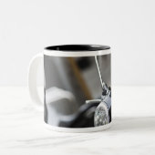 Madrid, zwarte Vespa scooter Tweekleurige Koffiemok (Voorkant links)