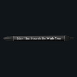 Mag de vierde bij jou zijn zwarte inkt pen<br><div class="desc">5-4 mei de Vierde bij u zijn - * Pennen zijn verkrijgbaar in rode, blauwe of zwarte inkt. Wijzig de tekst in uw persoonlijke bericht. * Aangepaste inktpennen zijn een leuk cadeau voor terug naar school, waardering van de leerkracht, bedrijfsnaam, cadeau-ideeën voor Afstuderen, voeg jouw naam toe om eigendom te...</div>