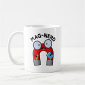 Mag-nerd Grappig Nerd Magnet Pun Koffiemok (Links)