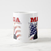 MAGA American Flag Trump red text Grote Koffiekop (Voorkant)