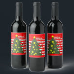 MAGA Christmas Patriotic Wijn Etiket<br><div class="desc">Laten we Kerstmis weer geweldig maken met deze unieke patriottische wijnetiketten! Sterren en strepen,  een kerstboom en MAGA-kerstboodschap in hechtingen voor een Americana-ontwerp. Leuk cadeau idee voor dit seizoen!</div>