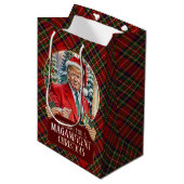 MAGA Christmas Tartan Plaid Santa Trump Medium Cadeauzakje (Voorkant Gekanteld)