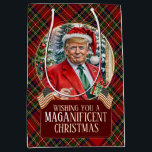 MAGA Christmas Tartan Plaid Santa Trump Medium Cadeauzakje<br><div class="desc">Wens je geliefden een prachtige kerst (en verberg een beetje luiheid misschien) door hun MAGA-kerstcadeau in een feestelijke taart geplakte cadeautas te verpakken.</div>