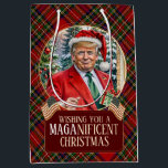 MAGA Christmas Tartan Plaid Santa Trump Medium Cadeauzakje<br><div class="desc">Wens je geliefden een prachtige kerst (en verberg een beetje luiheid misschien) door hun MAGA-kerstcadeau in een feestelijke taart geplakte cadeautas te verpakken.</div>