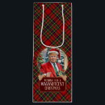 MAGA Christmas Tartan Plaid Santa Trump Wijn Cadeautas<br><div class="desc">Wens je geliefden een Magnificent Christmas door hen een MAGA-kerstwens te geven in een feestelijke trein die met hun geest is geplakt.</div>