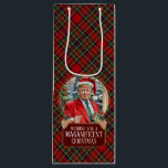 MAGA Christmas Tartan Plaid Santa Trump Wijn Cadeautas<br><div class="desc">Wens je geliefden een Magnificent Christmas door hen een MAGA-kerstwens te geven in een feestelijke trein die met hun geest is geplakt.</div>