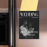 Magazine Editorial Newspaper Wedding Save the Date Magnetische Uitnodiging<br><div class="desc">💌 kondig uw speciale dag in stijl aan met onze Magnetische Kaart Save the Date - ontworpen om te lijken op een tijdschriftcover en gepersonaliseerd met een foto van het gelukkige paar, samen met alle essentiële details van uw aankomende feest! 📸💕 Leg de aandacht van uw gasten en zet de...</div>