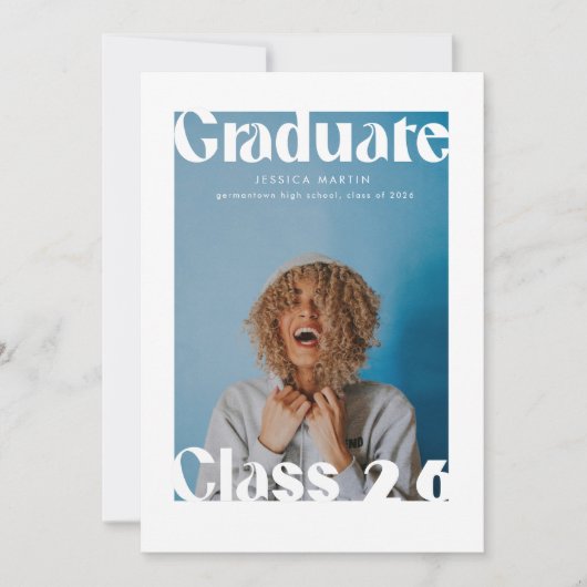 Magazine Inspired Cover Bold Grad Announcement Kaart (Voorkant)
