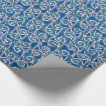 Magen David Swirl Blauw en Zilver Mozaïek Cadeaupapier<br><div class="desc">Hoogwaardig glanzend inpakpapier met een prachtig en intrigerend origineel ontwerp dat wervelingen combineert in twee tinten blauw en een zilverachtig effect dat samen "lepelend" is om een overdreven gebreide look te creëer, bekroond met zilverachtige Stars of David (Magen David). Geschikt voor Hannukkah, Bar & Bat Mitzvahs en de meeste Joodse...</div>