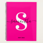 Magenta Black en White Modern Style Monogram Planner<br><div class="desc">Een monogram in een zwarte trendy stijl moderne kalligrafie in combinatie met een witte elegante moderne doopvont. Verhoog of verminder de doopvontgrootte zoals nodig voor uw monogram. Pas de minimalistische vaste, levendige magenta- of hete roze achtergrondkleur aan. Houd het de datumformaat van het schooljaar, of verandering aan uw behoeften. Zwart,...</div>