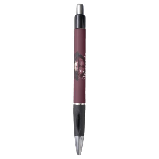Magenta bordeauxrode lippen pen (Voorkant Verticaal)