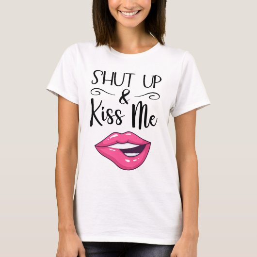 Magenta cartoon lippen dicht en kus me. t-shirt (Voorkant)