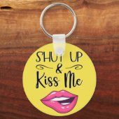 Magenta cartoon lippen Kus me geel Sleutelhanger (Voorkant)