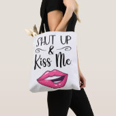 Magenta cartoon lippen Kus me wit. Tote Bag (Dichtbij)