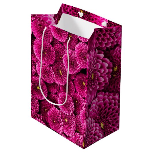 Magenta Chrysanthemum Floral Gift Bag Medium Cadeauzakje (Voorkant Gekanteld)
