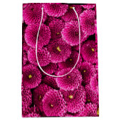 Magenta Chrysanthemum Floral Gift Bag Medium Cadeauzakje (Voorkant)