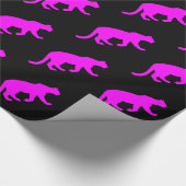 Magenta Cougar Puma Mountain Lion Silhouette Cadeaupapier (Hoek)