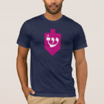 Magenta Dreidel Hebrew Letter Shin Hanukkah T-shirt<br><div class="desc">Opvallend simpel droombeeld met de letter "shin".
Een geweldig decor en cadeauidee voor het festival van Lights - Hanukkah.</div>