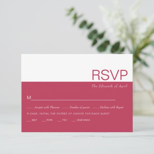 Magenta en wit kleurenblok grillige bruiloft RSVP kaartje (Staand voorkant)