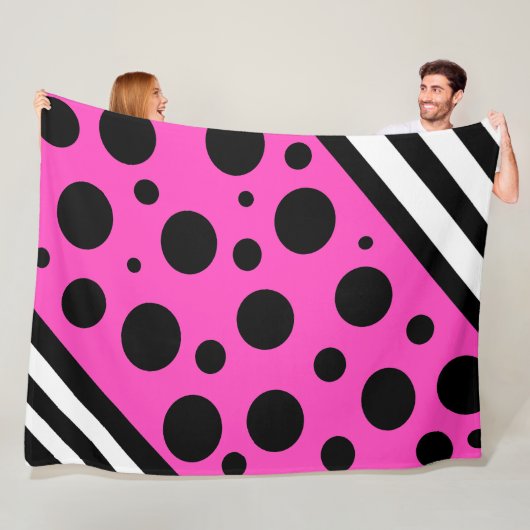 Magenta- en zwarte pooldots en stripes fleece deken (In situ)