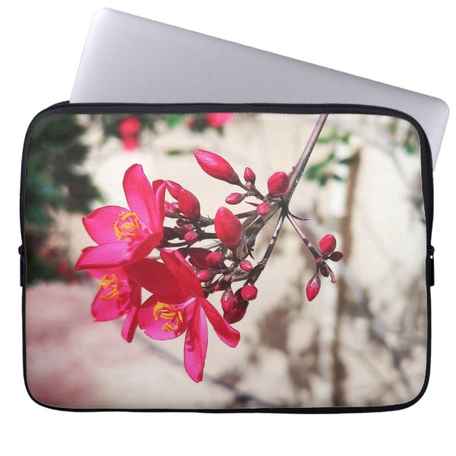 Magenta Flowers Laptop Sleeve (Voorkant)