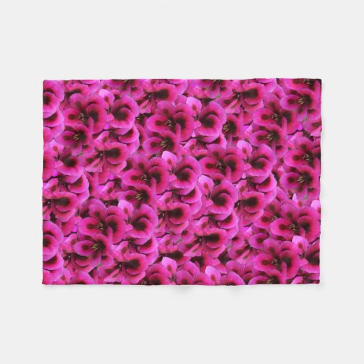 Magenta Geranium Flowers, Small Fleece Blanket. (Voorkant (Horizontaal))