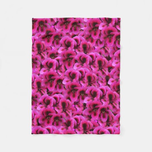 Magenta Geranium Flowers, Small Fleece Blanket. Deken (Voorkant)