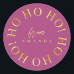 Magenta Gold Christmas Ho Ho Ho ID1009 Ronde Sticker<br><div class="desc">Als je je afvraagt welke kleurencombinaties je dit jaar moet kiezen voor je kerstdecor en cadeauverpakkingen, heb ik collecties coördinatiepatronen gemaakt om het leven net wat makkelijker te maken. Dit elegante kerst typografie ontwerp heeft 'Ho Ho Ho' in een cirkelvormig patroon in goud, op de achtergrond kleur van uw keuze....</div>