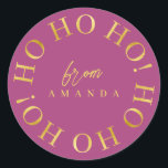 Magenta Gold Christmas Ho Ho Ho ID1009 Ronde Sticker<br><div class="desc">Als je je afvraagt welke kleurencombinaties je dit jaar moet kiezen voor je kerstdecor en cadeauverpakkingen, heb ik collecties coördinatiepatronen gemaakt om het leven net wat makkelijker te maken. Dit elegante kerst typografie ontwerp heeft 'Ho Ho Ho' in een cirkelvormig patroon in goud, op de achtergrond kleur van uw keuze....</div>