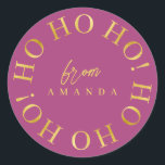 Magenta Gold Christmas Ho Ho Ho ID1009 Ronde Sticker<br><div class="desc">Als je je afvraagt welke kleurencombinaties je dit jaar moet kiezen voor je kerstdecor en cadeauverpakkingen, heb ik collecties coördinatiepatronen gemaakt om het leven net wat makkelijker te maken. Dit elegante kerst typografie ontwerp heeft 'Ho Ho Ho' in een cirkelvormig patroon in goud, op de achtergrond kleur van uw keuze....</div>