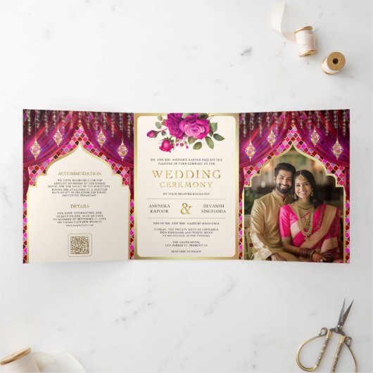 Magenta Goud Bloemengordijn Indische Hindoe Bruilo Drieluik Uitnodiging (Binnen)