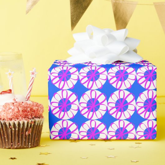 Magenta lint bloemen op witte donuts blauw cadeaupapier (Verjaardagsfeest)